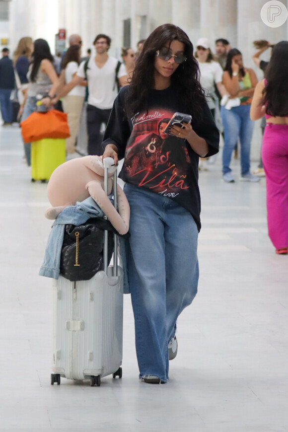 Brunna Gonçalves optou por look comfy em aeroporto