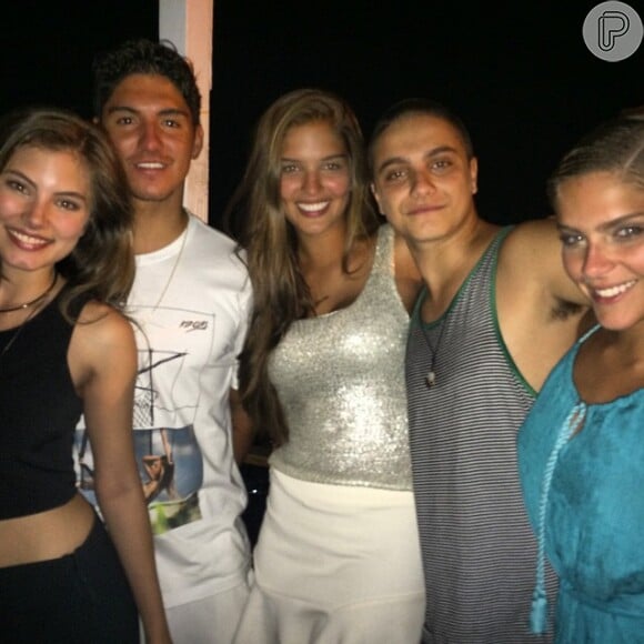 O elenco de 'Malhação' se reuniu em uma festa no Rio e Gabriel Medina posou com os atores