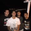 Gabriel Medina ao lado de amigos na festa realizada no Rio. Surfista teria deixado evento com Bruna Hamu