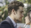 Em 'Elas por Elas', Isis (Rayssa Bratillieri) e Giovanni (Filipe Bragança) descobrem que não são irmãos e começam a namorar