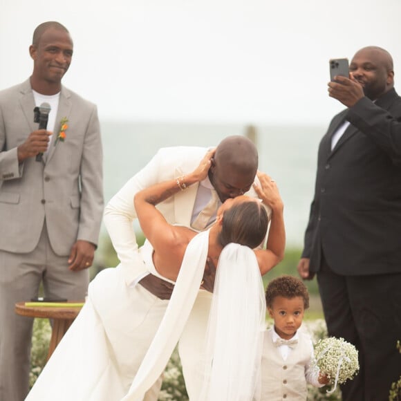 Casamento ao ar livre de Rafael Zulu e Aline Becker teve a presença fofa de Kalu como florista