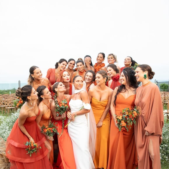 As madrinhas de casamento de Aline Becker foram com vestidos de festa na paleta laranja