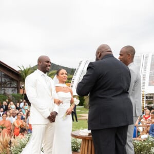 Casamento ao ar livre: Rafael Zulu se casou usando terno, calça branca e sapato marrom