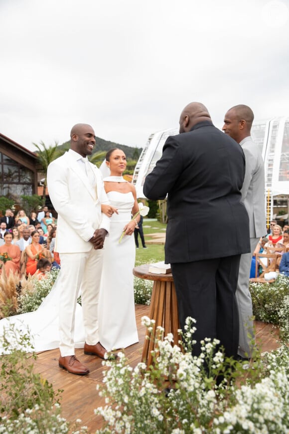 Casamento ao ar livre: Rafael Zulu se casou usando terno, calça branca e sapato marrom