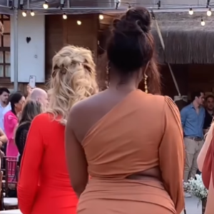 Vestido longo de festa de Iza tem recorte diagonal e apenas uma manga longa para dar mais charme ao look