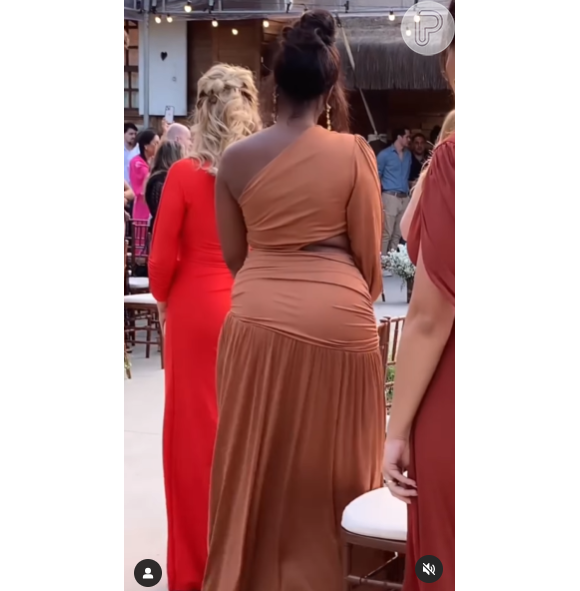 Vestido longo de festa de Iza tem recorte diagonal e apenas uma manga longa para dar mais charme ao look