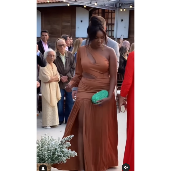 Convidada como madrinha de um casamento, Iza foi flagrada usando esse vestido longo de festa com fenda