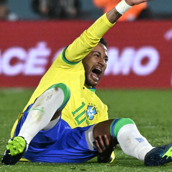 Neymar sofreu uma grave lesão no joelho e pode ficar meses fora de campo