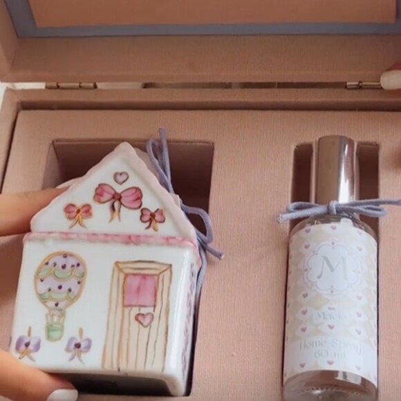 Na caixa das mulheres, Bruna Biancardi mandou colocar uma casinha de porcelana pintada à mão e um home spray