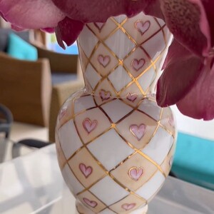 Os vasos de porcelana pintados à mão com a identidade visual da filha de Bruna Biancardi Neymar