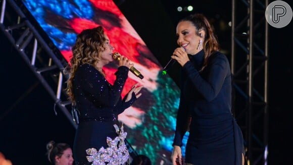 Daniela Mercury e Ivete Sangalo se beijam durante show