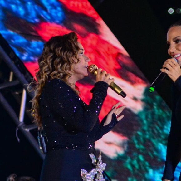 Daniela Mercury e Ivete Sangalo se beijam durante show