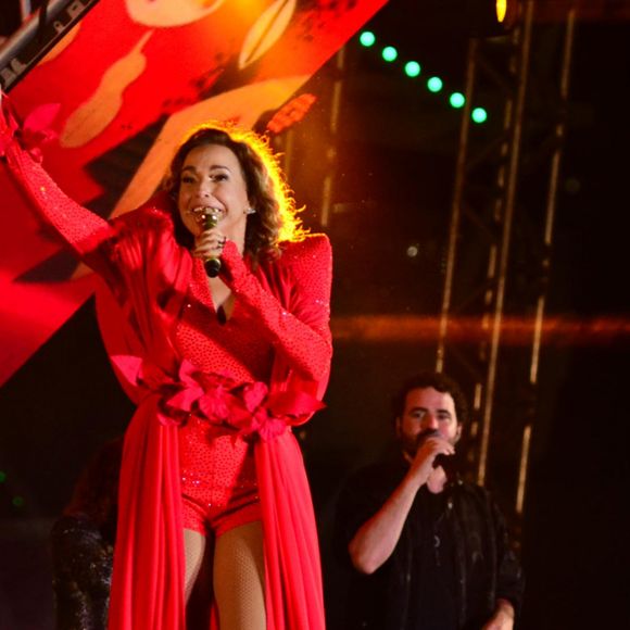 Show de Daniela Mercury teve muita energia, interação com o público e troca de looks