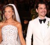 Vestido de noiva rico em bordados e com corselet arredondado: o look de casamento da empresária Paula Aziz é perfeito para noivas românticas