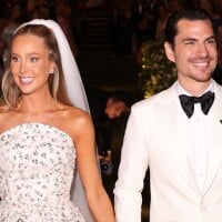 Vestido de noiva rico em bordados e com corselet: o look de casamento da empresária Paula Aziz é perfeito para noivas românticas