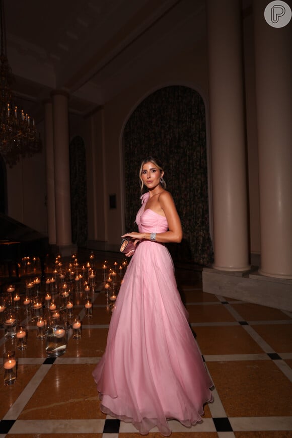 Dandynha Barbosa foi ao casamento de Paula Aziz vestindo um vestido longo rosa
