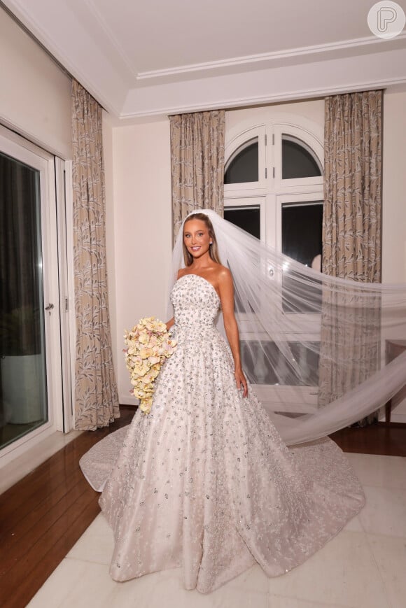Empresária Paula Aziz se casou no último sábado, 21 de outubro, com um vestido de noiva rico em bordados
