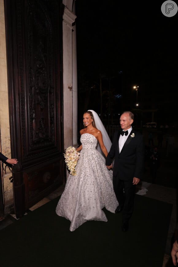 Vestido de noiva rico em bordados e com corselet arredondado: a empresária Paula Aziz foi quem criou o próprio vestido