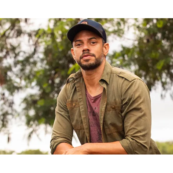 Em Terra e Paixão, Jonatas (Paulo Lessa) pode crescer na trama após levar um tiro para salvar Aline (Barbara Reis)