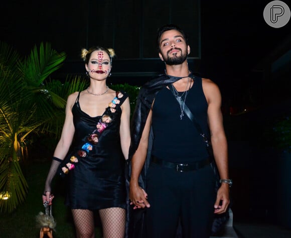 Agatha Moreira e Rodrigo Simas apostaram em fantasias preta de mortos-vivos