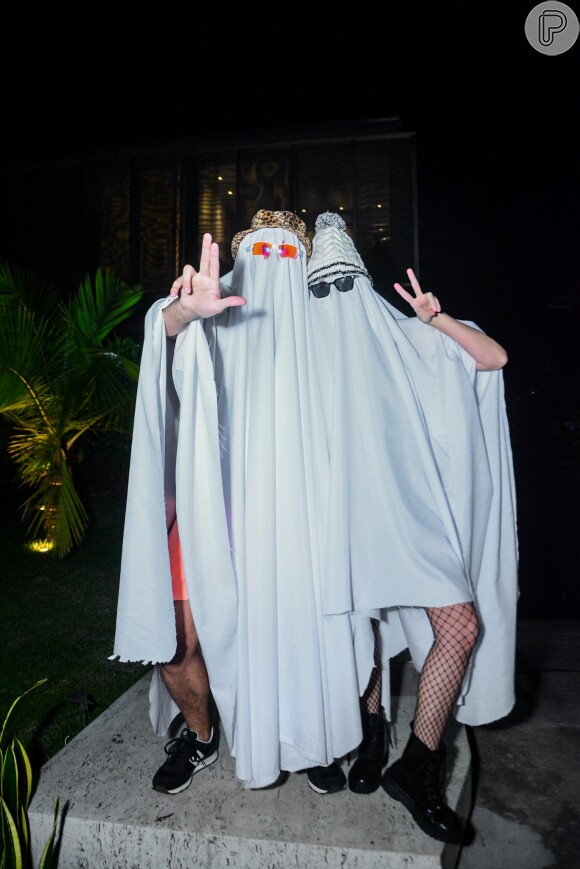 Miguel Rômulo e Fran Castro combinaram fantasia de fantasma na festa de Halloween de Giovanna Lancellotti e Gabriel David