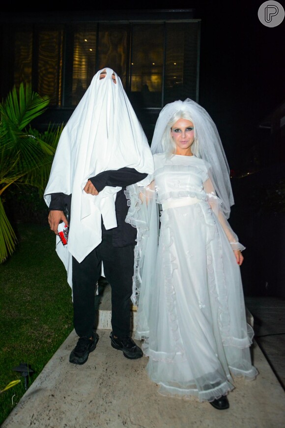 Eduardo Sterblitch, de fantasma, e a mulher, Louise D'Tuani, de noiva, se divertiram na festa de Halloween de Giovanna Lancellotti e Gabriel David
