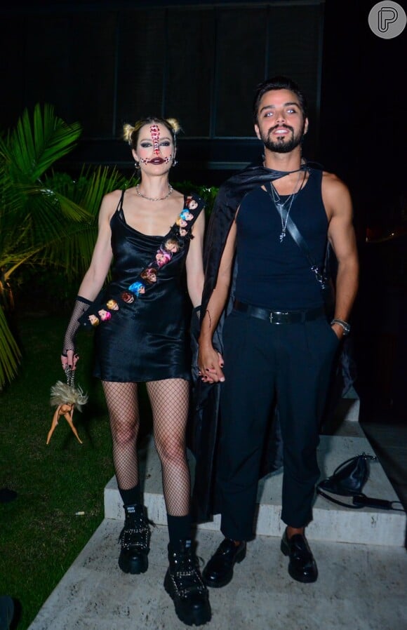 Agatha Moreira e Rodrigo Simas usaram look all black em festa de Dia das Bruxas