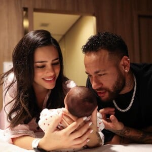 Bruna Biancardi e Neymar posam com a filha, Mavie, horas pós o nascimento