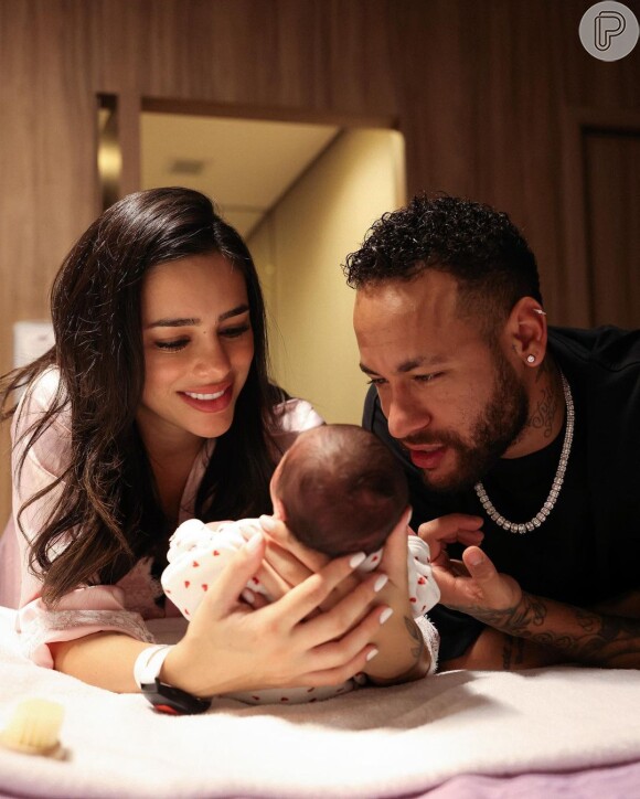 Bruna Biancardi e Neymar posam com a filha, Mavie, horas pós o nascimento