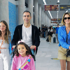 Ticiane Pinheiro e César Tralli desembarcaram com a família no Aeroporto Santos Dumont, no Rio de Janeiro