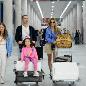 Rafaella Justus e a irmã, Manuella, roubaram a cena em flagra no aeroporto com Ticiane Pinheiro e César Tralli