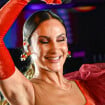 Vermelho poderoso! Claudia Leitte aposta em body de veludo com volume extravagante em pré-carnaval. Fotos!