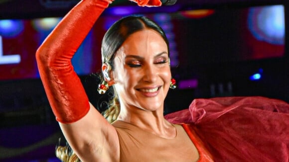 Vermelho poderoso! Claudia Leitte aposta em body de veludo com volume extravagante em pré-carnaval. Fotos!