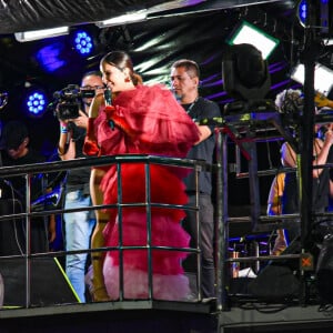 Claudia Leitte, de body vermelho assimétrico, interagiu com fãs durante show em 2 de novembro de 2023