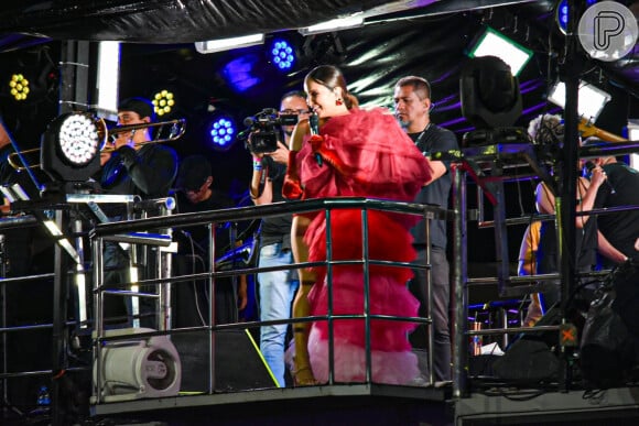 Claudia Leitte, de body vermelho assimétrico, interagiu com fãs durante show em 2 de novembro de 2023