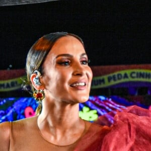 Claudia Leitte elegeu body vermelho para show em pré-carnaval do Folianópolis, em Florianópolis, Santa Catarina