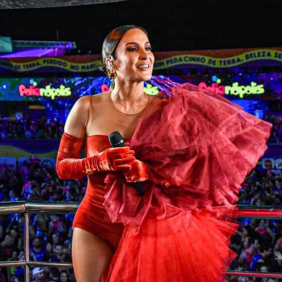 Claudia Leitte elegeu body vermelho para show em pré-carnaval do Folianópolis, em Florianópolis, Santa Catarina