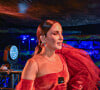 Claudia Leitte escolheu body assimétrico vermelho para show