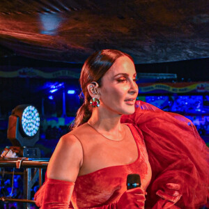 Claudia Leitte escolheu body assimétrico vermelho para show