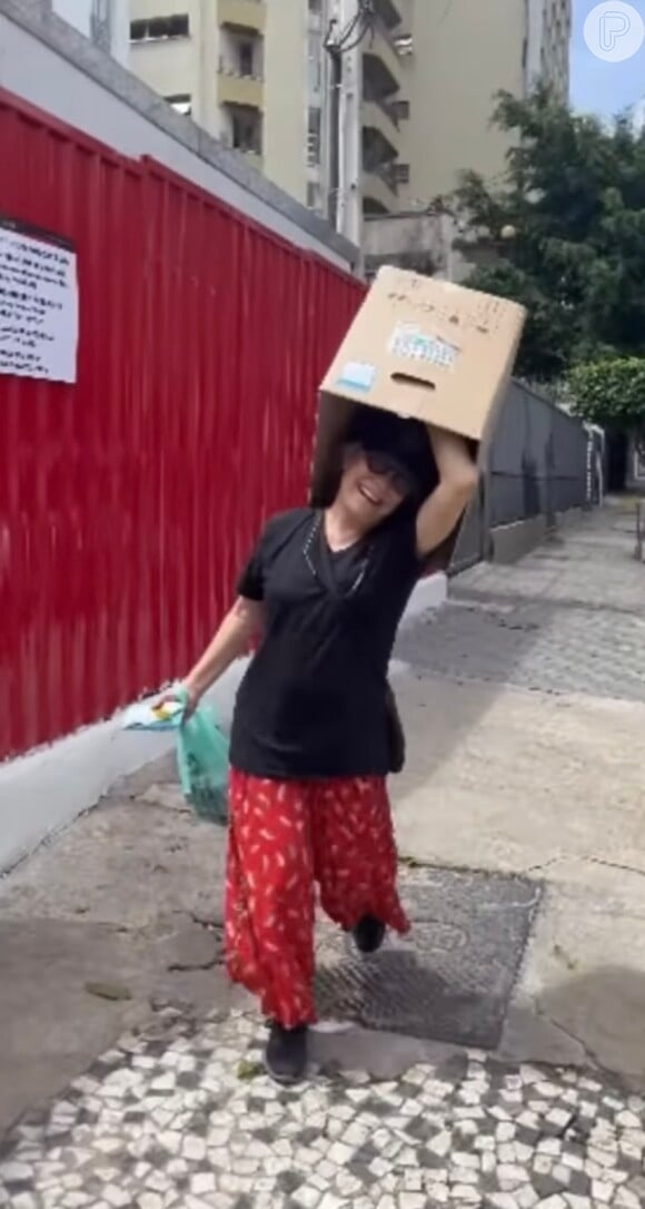 Ex-atriz Regina Duarte é vista coletando lixo e plantas após ficar menos de três meses trabalhando na Secretaria Especial de Cultura do Governo Bolsonaro e ser rejeitada como atriz