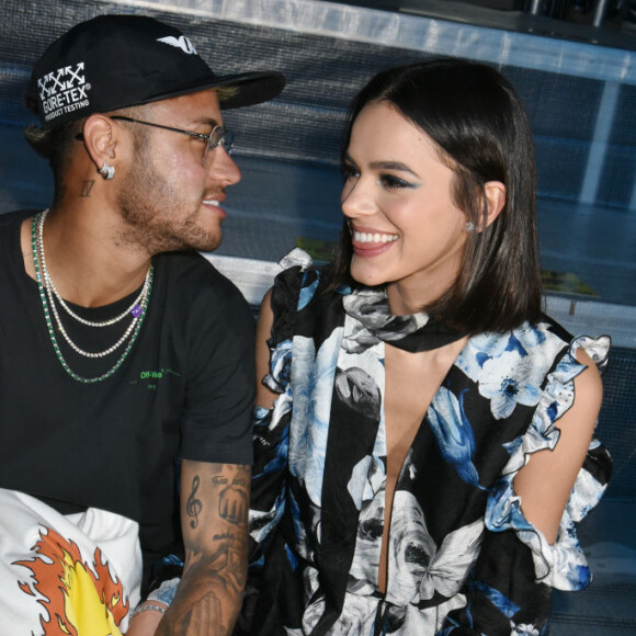 Boatos de affair entre Bruna Marquezine e Lewis Hamilton começaram após término da atriz com Neymar