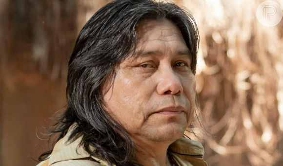 Em Terra e Paixão, Jurecê (Daniel Munduruku) salva Vinícius (Paulo Rocha) da morte