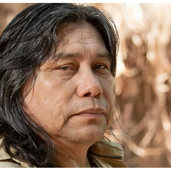 Em Terra e Paixão, Jurecê (Daniel Munduruku) salva Vinícius (Paulo Rocha) da morte