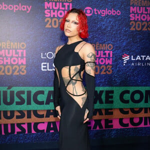 Novo visual de Priscilla: cantora surgiu com cabelo vermelho e curto, causando polêmica