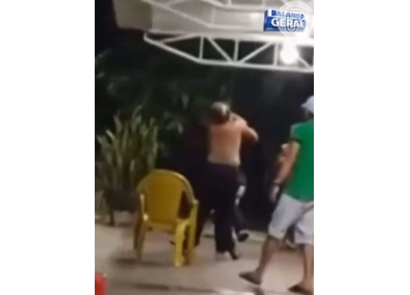 Cantor famoso no interior de Goiás é flagrado em briga com a mãe em um bar