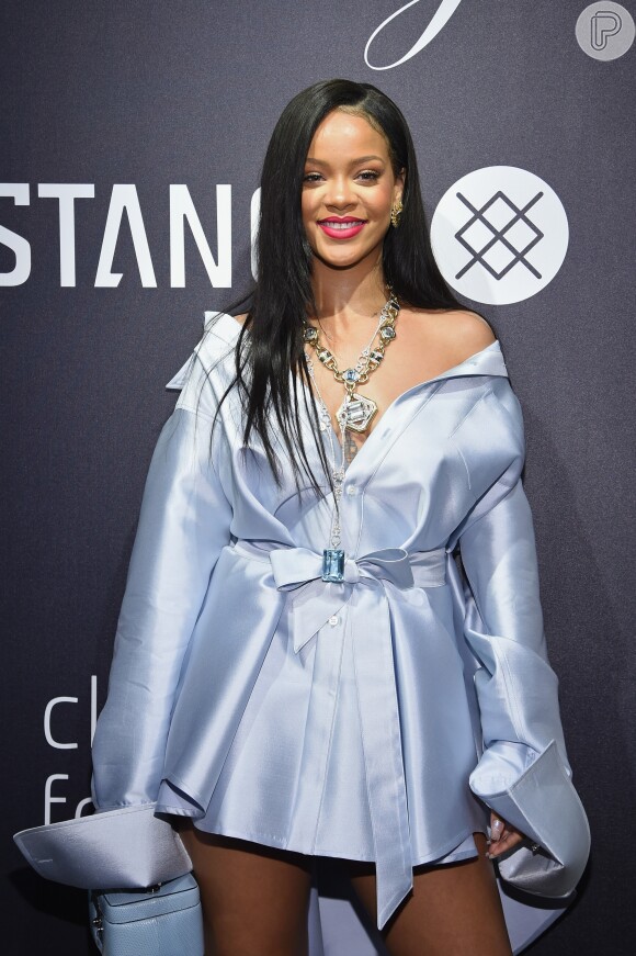 Azul suave e metalizado: a cor fica elegante para a virada e o look de Rihanna pode ser uma boa inspiração