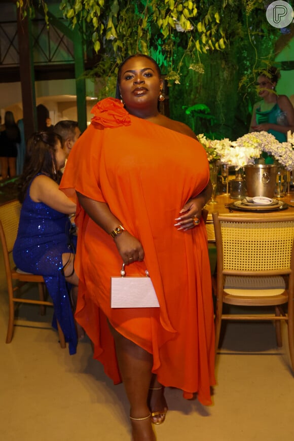 Vestido laranja com floral exuberante foi usado por Jojo Todynho e é uma inspiração para virada de ano: cantora completou look com bolsa assimétrica