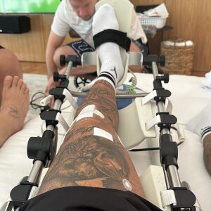 Neymar mostra foto bizarra do joelho após sofrer lesão grave durante partida de futebol entre Brasil e Uruguai