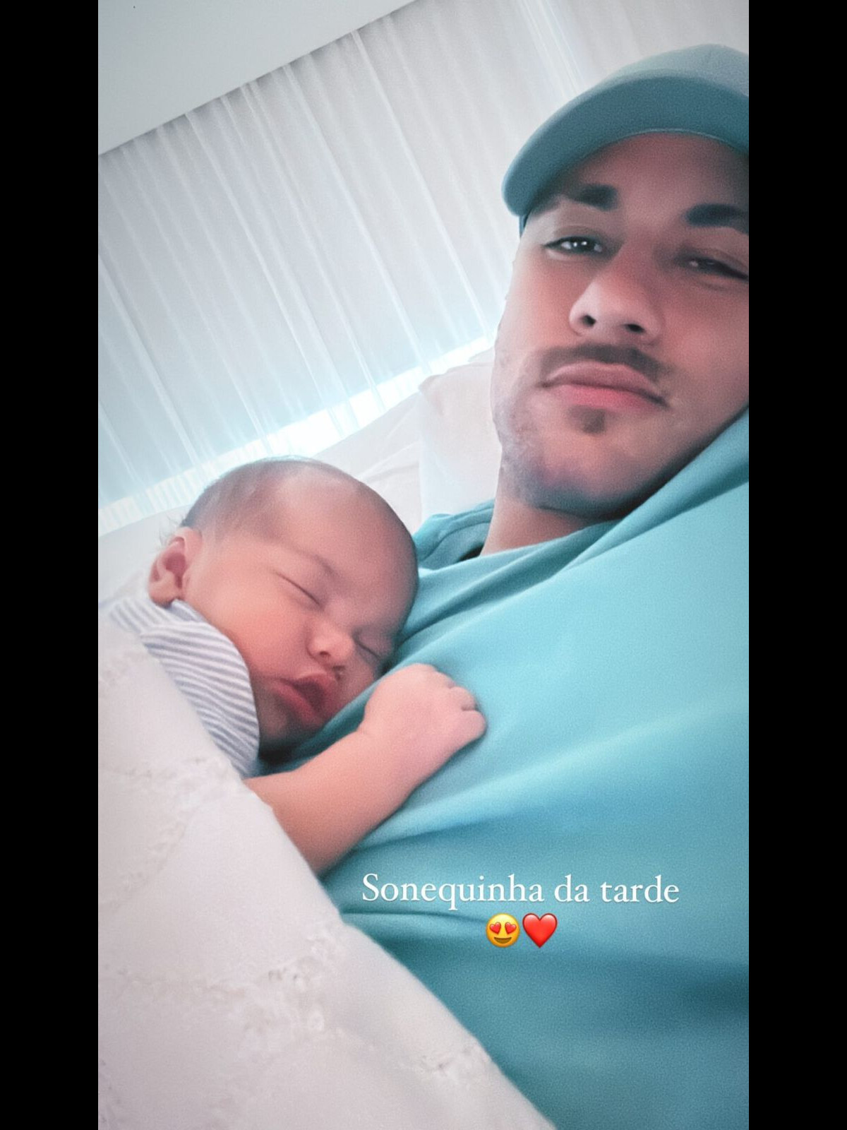 Foto Neste Sábado 11 Neymar Mostrou A Filha Dormindo Em Seu Colo Purepeople