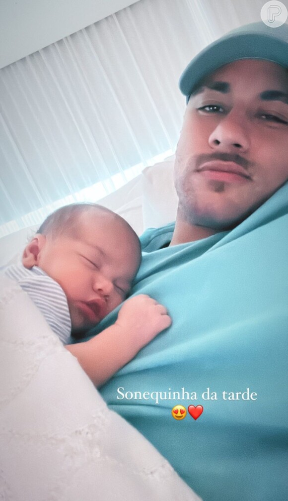 Neste sábado (11), Neymar mostrou a filha dormindo em seu colo